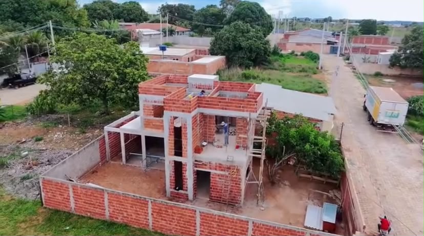 Vista aérea de residência em construção